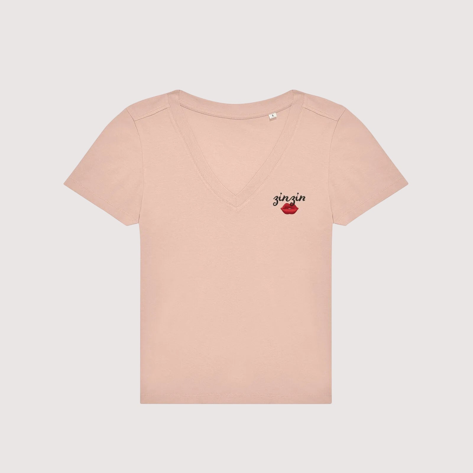 Broderie personnalisée texte + emoji sur t-shirt femme col V
