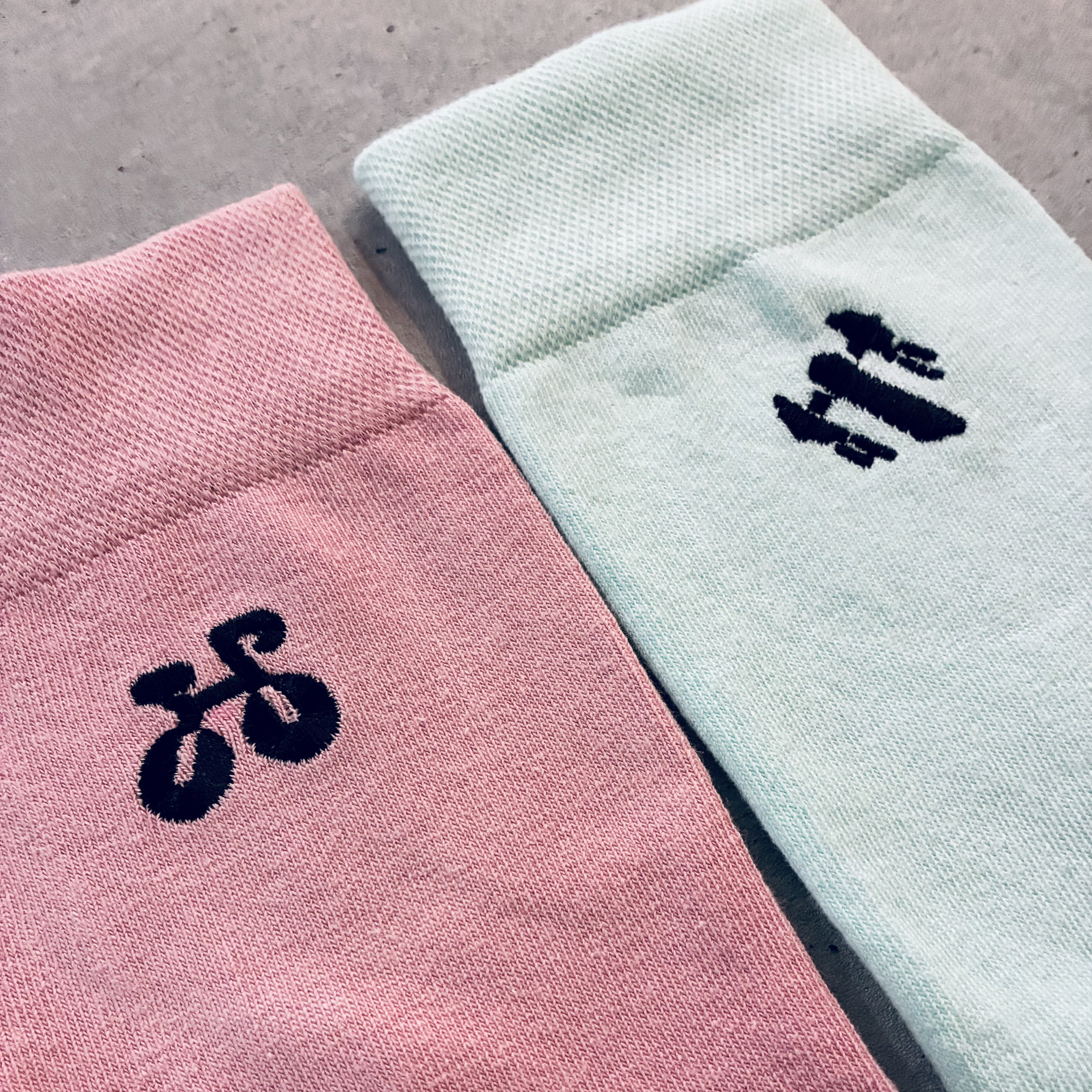 Broderie "sport" sur chaussette Pastel Mix Match