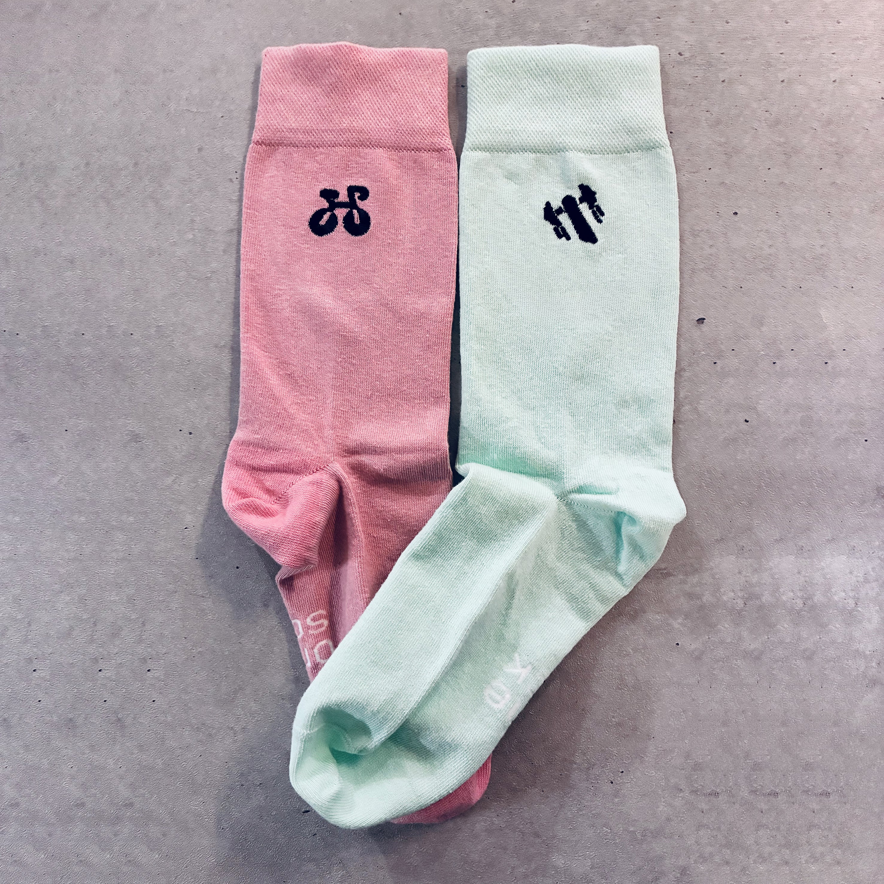 Broderie "sport" sur chaussette Pastel Mix Match