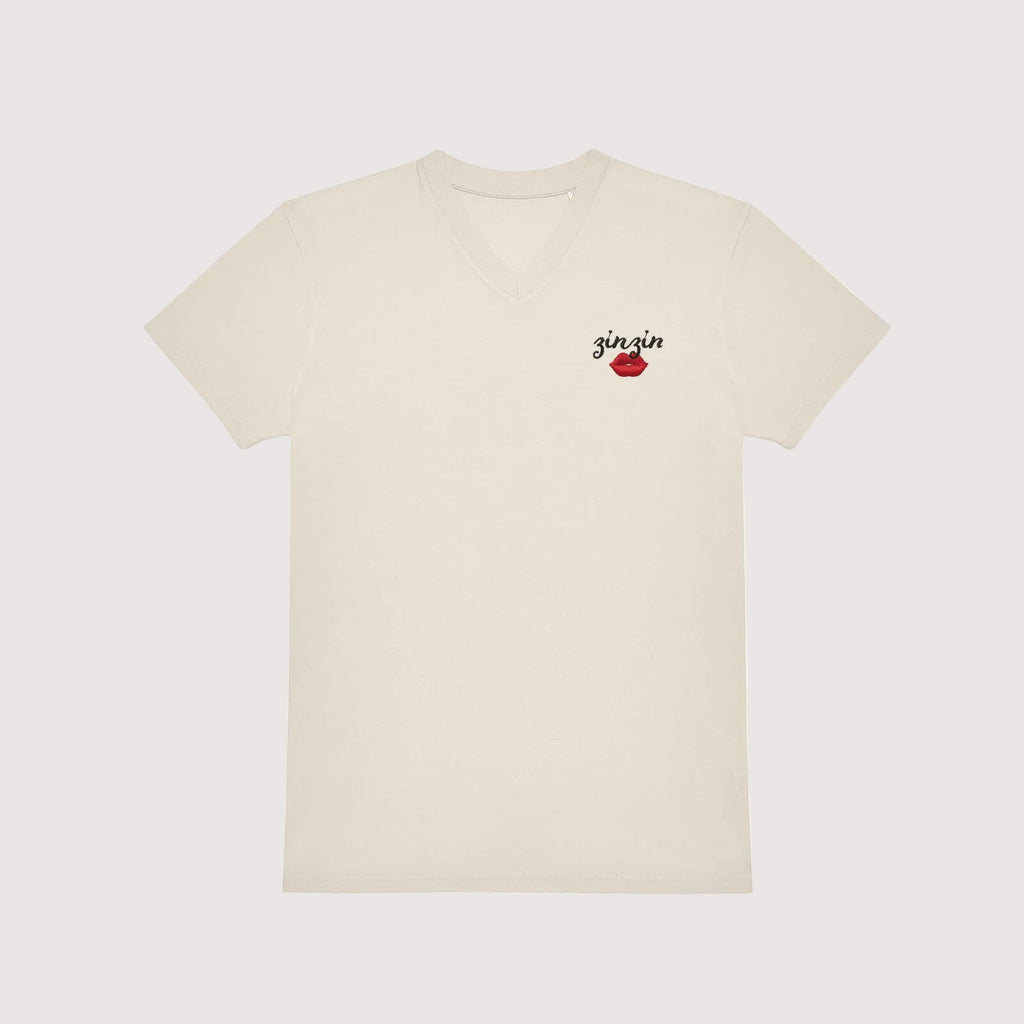 Broderie personnalisée texte + emoji sur t-shirt homme col V