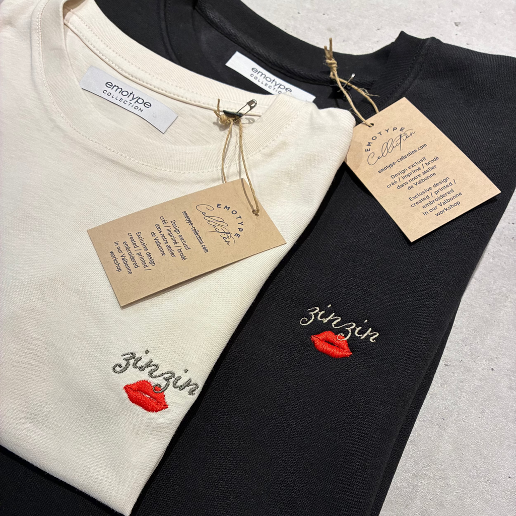 Broderie personnalisée texte + emoji sur t-shirt femme col V