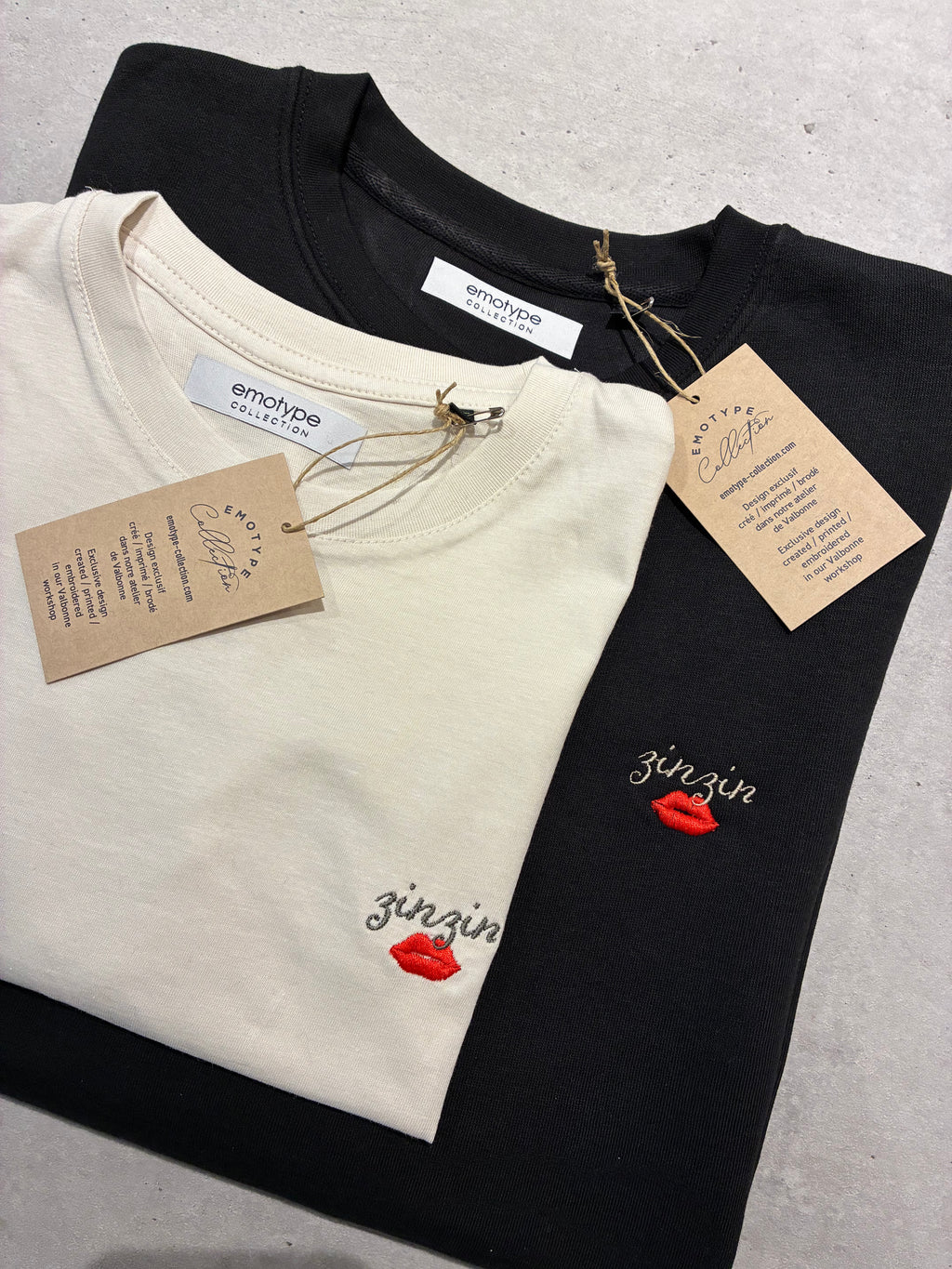 Broderie personnalisée texte + emoji sur t-shirt en coton bio, unisexe