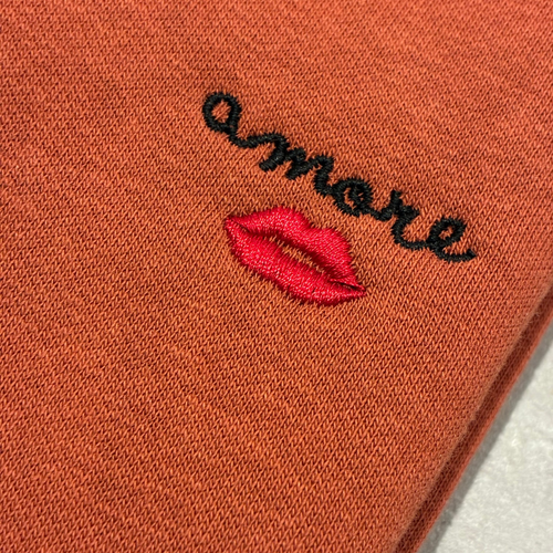 Broderie personnalisée texte + emoji sur sweat-shirt en coton bio, unisexe