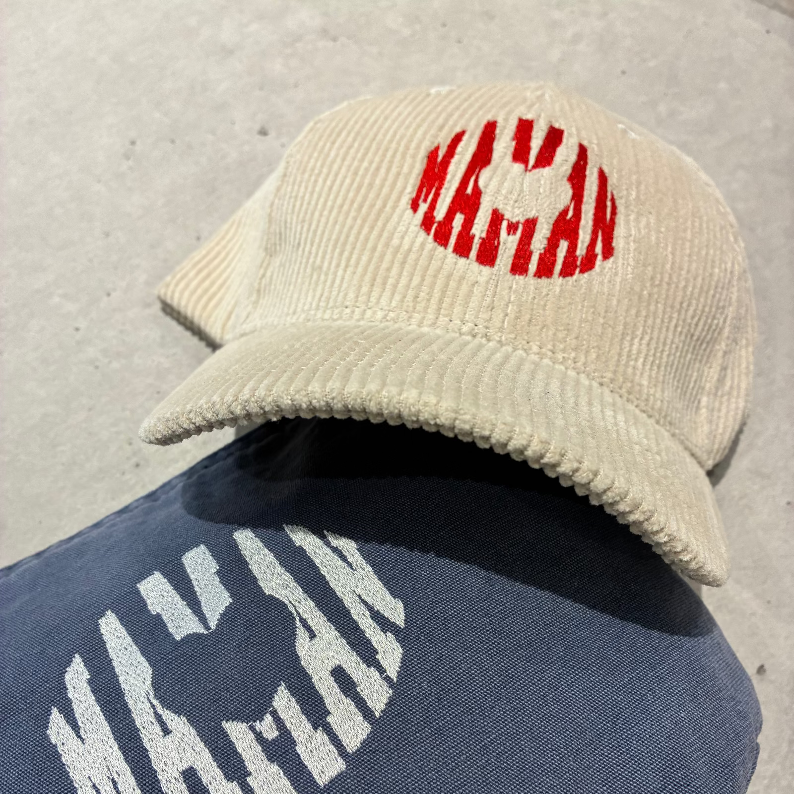 Broderie personnalisée "Maman" sur casquette en velours